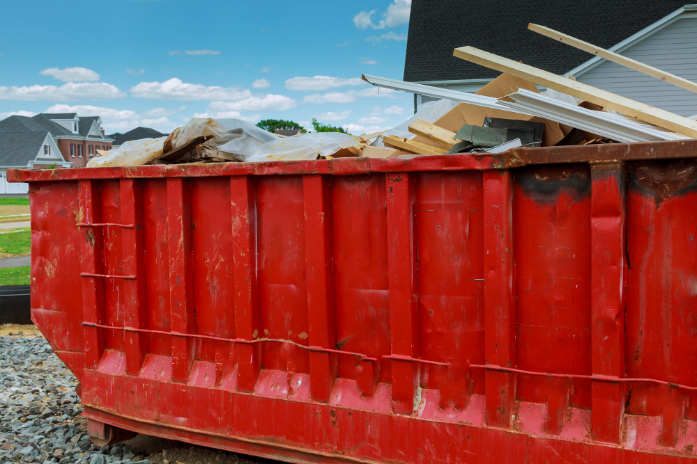 https://www.entruempelung-lenda.de/wp-content/uploads/2023/09/muellcontainer-mit-uebrig-gebliebenem-holz-vom-bau-1.jpg